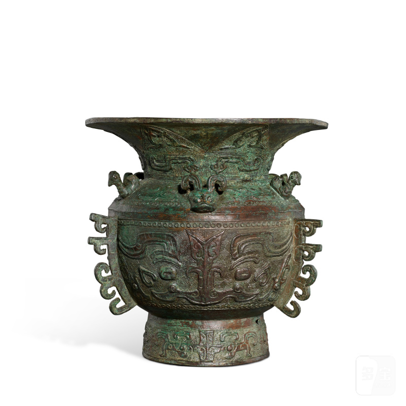 A bronze archaistic 'mask' vessel, zun, Ming dynasty or earlier | 明或更早 青銅仿古獸面紋出戟尊 - 图2